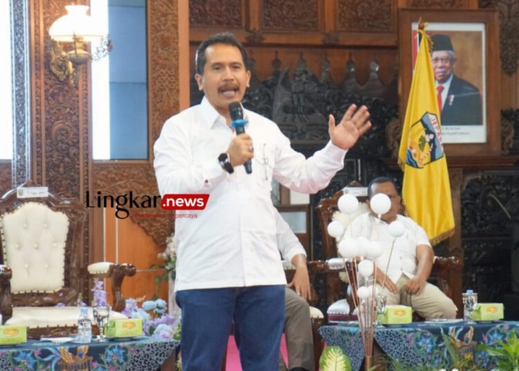 BERI ARAHAN: Sekda Jepara Edy Sujatmiko dalam Rapat Koordinasi Pencegahan dan Penanganan demam berdarah dengue (DBD) di Jepara, pada Sabtu, 24 Februari 2024. (Dok. Diskominfo Jepara for Lingkar/Lingkar.news)