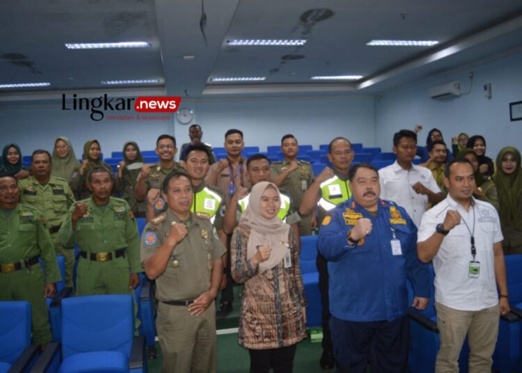 FOTO BERSAMA: Bupati Demak, Eisti'anah (kanan ketiga) dan Plt Kepala Satpol PP Demak, Agus Sukiyono (kanan kedua) beserta jajaran, serta TNI Polri dan Satlinmas. (Muhammad Burhanuddin Aslam/Lingkar.news)