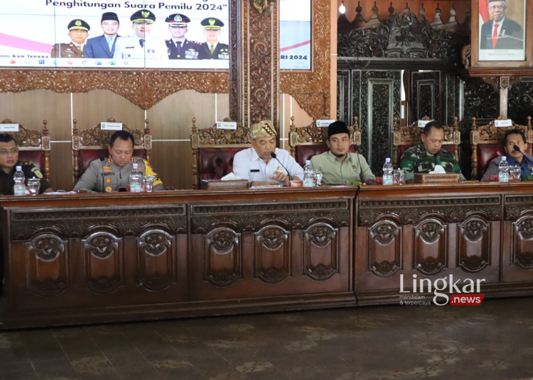 BERI ARAHAN: Pj Bupati Jepara Edy Supriyanta saat menyampaikan sambutan dalam Rapat Koordinasi Forkopimda Bersama Tokoh Masyarakat, Tokoh Agama, dan Tokoh Pemuda di Pendopo Kartini Jepara, pada Rabu, 21 Februari 2024. (Muhammad Aminudin/Lingkar.news)
