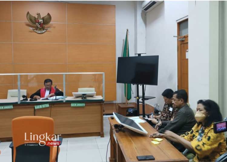 SIDANG: Hakim Tunggal PN Jaksel Tumpanuli Marbun (kiri) membacakan putusan gugatan praperadilan di Jakarta, Selasa, 27 Februari 2024. (Antara/Lingkar.news)