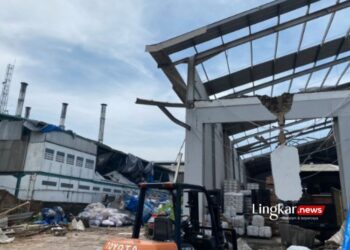 ATAP RUSAK: Sebuah bangunan pabrik mengalami kerusakan cukup parah akibat terjangan angin puting beliung di Jalan Raya Garut-Bandung, Kabupaten Bandung, Jawa Barat, Kamis, 22 Februari 2024. (Antara/Lingkar.news)