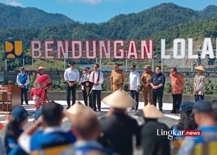 SIMBOLIS: Presiden Joko Widodo di hadapan podium lokasi peresmian Bendungan Lolak, Kabupaten Bolaang Mongondow, Jumat, 23 Februari 2024. (Antara/Lingkar.news)