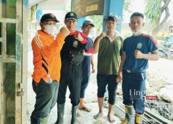 Satpol PP Demak Kerahkan Damkar Bantu Bersihkan Lumpur Sisa Banjir