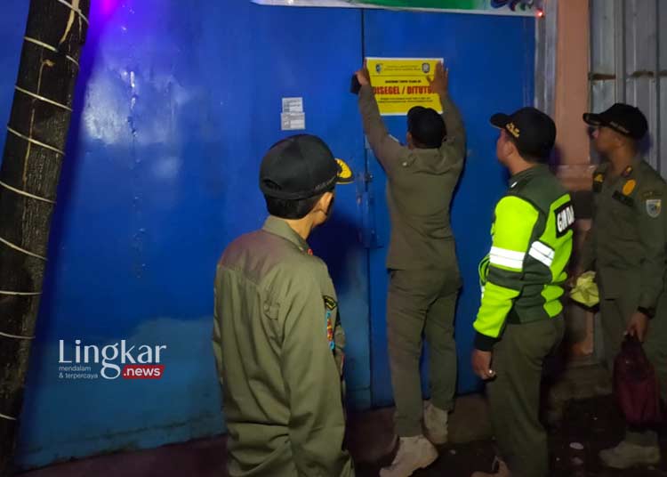 Satpol PP Demak Segel 2 Tempat Karaoke, 4 Pemandu Lagu dan 16 Botol Miras Diamankan