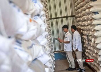 MENCATAT: Petugas mencatat jumlah stok beras di gudang Perum Bulog Lebak-Pandeglang, Banten, Senin, 14 Agustus 2023. (Antara/Lingkar.news)