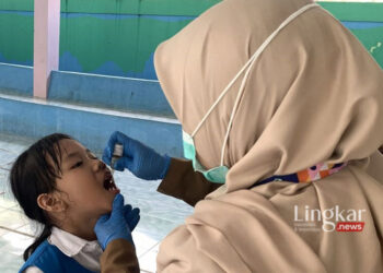 IMUNISASI: Petugas UPTD Puskesmas Purbalingga memberikan imunisasi polio kepada salah seorang peserta didik taman kanak-kanak di Purbalingga, hari ini, Senin, 19 Februari 2024 dalam rangka Sub-PIN Polio putaran kedua yang digelar pada 19-25 Februari 2024. (Antara/Lingkar.news)