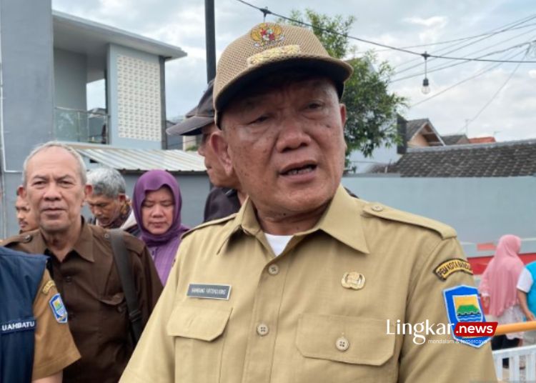 Penjabat Wali Kota Bandung Bambang Tirtoyuliono saat memberikan keterangan di Bandung, Jawa Barat, Senin, 12 Februari 2024. (Antara/Lingkar.news)