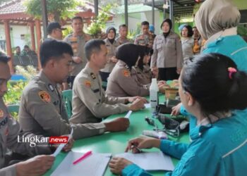 CEK KESEHATAN: Pelaksanaan pengecekan kesehatan kepada para petugas yang terlibat dalam pelaksanaan Pemilihan Umum (Pemilu) 2024 di kantor Kecamatan Blimbing, Kota Malang, Jawa Timur, Jumat, 26 Februari 2024. (Antara/Lingkar.news)