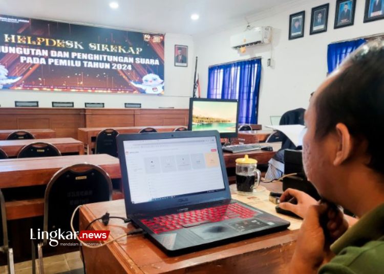 Operator KPU Kabupaten Situbondo, Jawa Timur, meng-input C1 plano ke aplikasi Sirekap secara manual, Senin, 19 Februari 2024. (Antara/Lingkar.news)