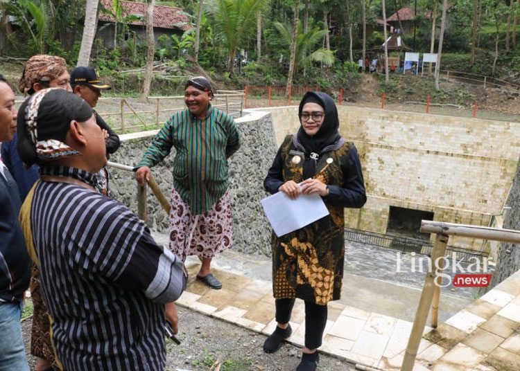 MENINJAU: Penjabat Bupati Kulon Progo Ni Made Dwipanti Indrayanti meninjau lokasi tambang mangan Kliripan belum lama ini. (Antara/Lingkar.news)