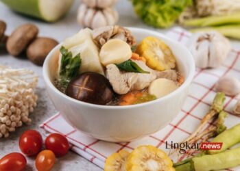 ILUSTRASI: Sup sayur sebagai menu buka puasa. (Freepik @jcomp/Lingkar.news)