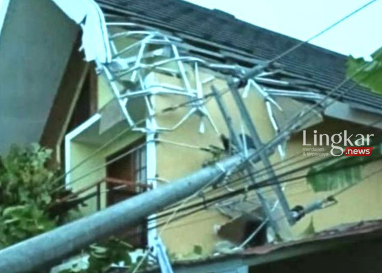 Rumah tertimpa tiang listrik yang roboh akibat cuaca ekstrem di Kabupaten Bantul, D.I Yogyakarta. (Antara/Lingkar.news)