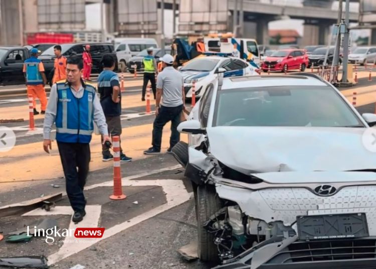 KECELAKAAN: Kecelakaan beruntun yang diduga melibatkan enam kendaraan terjadi di depan gerbang Tol Halim Utama, Jakarta Timur, Rabu, 27 Maret 2024. (Polda Metro Jaya/Lingkar.news)