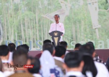 Presiden Joko Widodo saat melakukan peletakan batu pertama pembangunan Gedung BPJS Kesehatan di IKN, Kalimantan Timur, Jumat, 1 Maret 2024. (Antara/Lingkar.news)