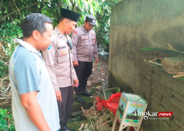 TKP: Polsek Sananwetan bersama warga meninjau lokasi ditemukannya belasan kotak amal di dekat sungai kecil perbatasan antara Kelurahan Karangtengah dengan Desa Kuningan, Kecamatan Kanigoro, Kabupaten Blitar, Jawa Timur. (Antara/Lingkar.news)