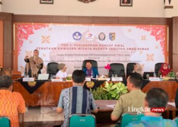BERI ARAHAN: Kepala Dinas Paraiwisata Demak, Endah Cahyarini (bawa mikrofon) saat memberikan arahan dalam acara Forum Group Discussion penataan kawasan segitiga emas wisata budaya di Panggung Kesenian Tembiring, Selasa, 5 Maret 2024. (M. Burhanuddin Aslam/Lingkar.news)