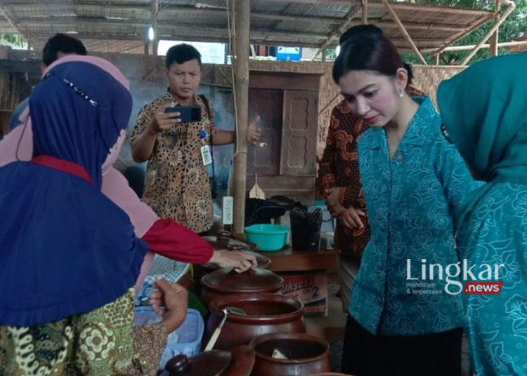 ANTUSIAS: Selvi Ananda mengunjungi festival kuliner legendaris yang diselenggarakan di Pendapi Gede Balai Kota Surakarta di Solo, Jawa Tengah, Jumat, 1 Maret 2024. (Antara/Lingkar.news)