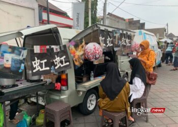 FOOD TRUCK: Beberapa pengunjung Food Truck Fest menikmati jajanan ala Jepang pada rangkaian Festival Megengan dan Kirab Budaya di area Pujasera Alun-Alun Demak pada Senin, 11 Maret 2024. (M. Burhanuddin Aslam/Lingkar.news)