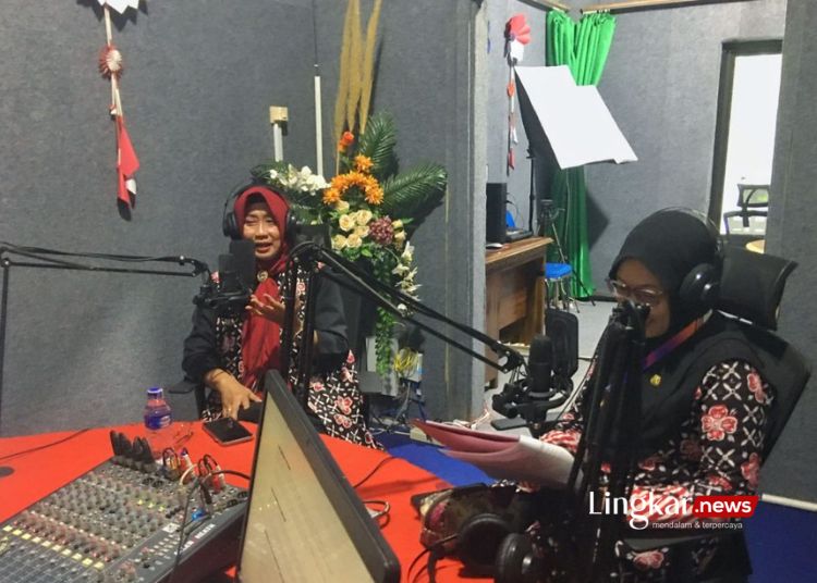 Kepala Dinparta Demak, Endah Cahyarini (kiri) bersama Kabid Pengembangan Produk Obyek Daya Tarik Wisata, Masluroh (kiri) dalam dialog interaktif di Studio Radio RSKW Demak. (Dok. Dinparta Demak/Lingkar.news)