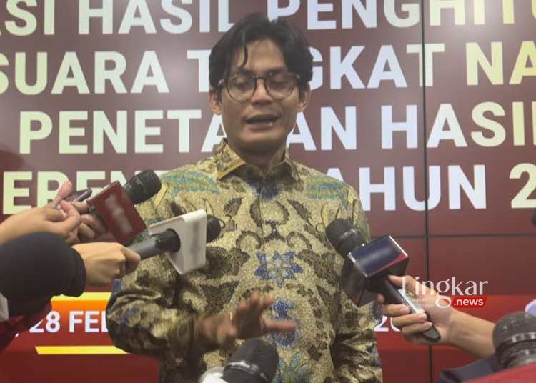 BERI KETERANGAN: Anggota KPU RI August Mellaz saat memberikan keterangan. (Antara/Lingkar.news)