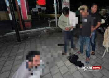 MENGAMANKAN: Dua orang terduga pelaku penyalahgunaan narkotika diamanankan petugas Polresta Mataram di pinggir jalan wilayah Sandubaya, Mataram, NTB, Rabu, 13, Maret 2024. (Antara/Lingkar.news)