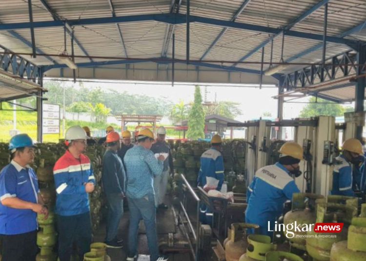 BEKERJA: Pengisian elpiji 3 kg di SPBE Sumber Makmur Megah Abadi, Kabupaten Jember. (Antara/Lingkar.news)