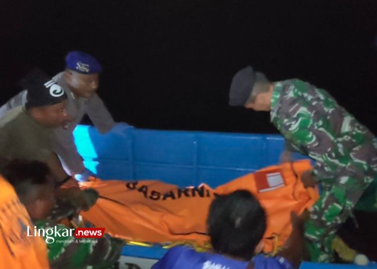 EVAKUASI: Tim Basarnas dan relawan saat mengevakuasi nelayan korban kecelakaan laut, di Pelabuhan Perrairan Nusantara Prigi, Trenggalek, Rabu, 27 Maret 2024. (Antara/Lingkar.news)