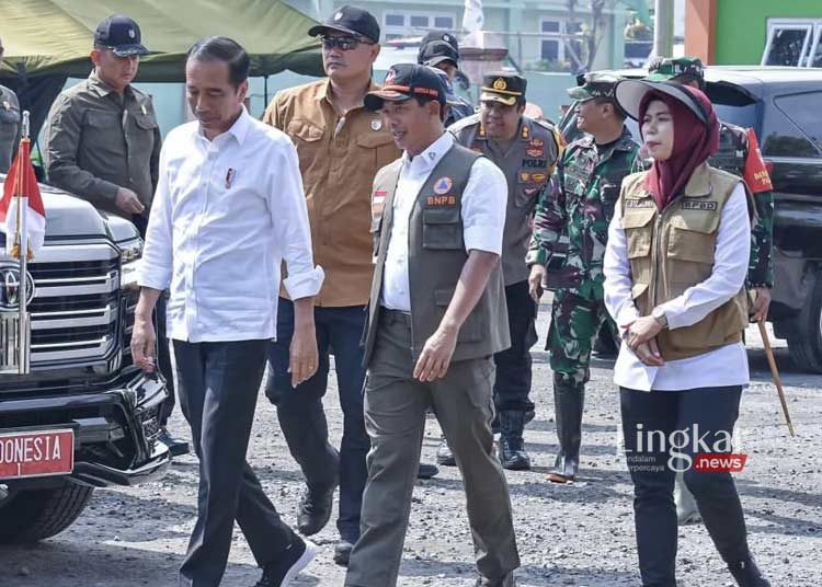 POTRET: Bupati Demak Eisti'anah saat mendampingi Presiden RI, Joko Widodo saat meninjau lokasi dan korban banjir di Kabupaten Demak, Jawa Tengah, pada Jumat, 22 Maret 2024. (Dok. Protokol Presiden/Lingkar.news)