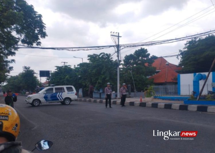 BERJAGA: Tampak personel Polda Jatim berjaga usai terjadi ledakan di area Kantor Subdensi Pom Detasemen I Kepolisian Daerah Jawa Timur, Surabaya, Jatim, Senin, 4 Maret 2024. (Antara/Lingkar.news)