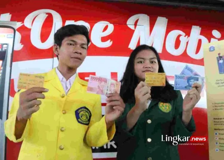 Sejumlah mahasiswa memperlihatkan Kartu Jakarta Mahasiswa Unggul (KJMU), yang baru diterimanya di Jakarta, Rabu, 6 Maret 2024. (Antara/Lingkar.news)