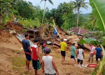 AMBRUK: Tampak rumah roboh milik warga Ciherang, Kecamatan Cibeber, Kabupaten Lebak akibat diterjang longsor pada Minggu, 3 Maret 2024. (Antara/Lingkar.news)