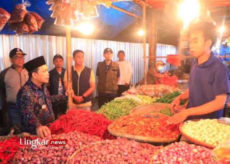 Penjabat Wali Kota Tangerang Nurdin berbincang dengan pedagang yang telah pindah ke lokasi sementara selama pasar anyar direvitalisasi. (Dok. Pemkot Tangerang/Lingkar.news)