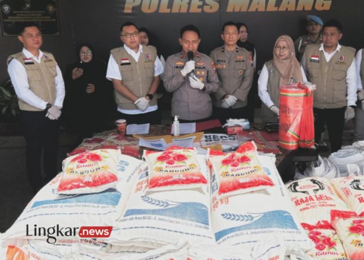 KONFERENSI PERS: Wakapolres Malang Kompol Imam Mustolih (tengah) pada saat menyampaikan keterangan dalam jumpa pers terkait kasus penyalahgunaan beras Bulog, di Mapolres Malang, Kepanjen, Jawa Timur, Senin, 18 Maret 2024. (Antara/Lingkar.news)