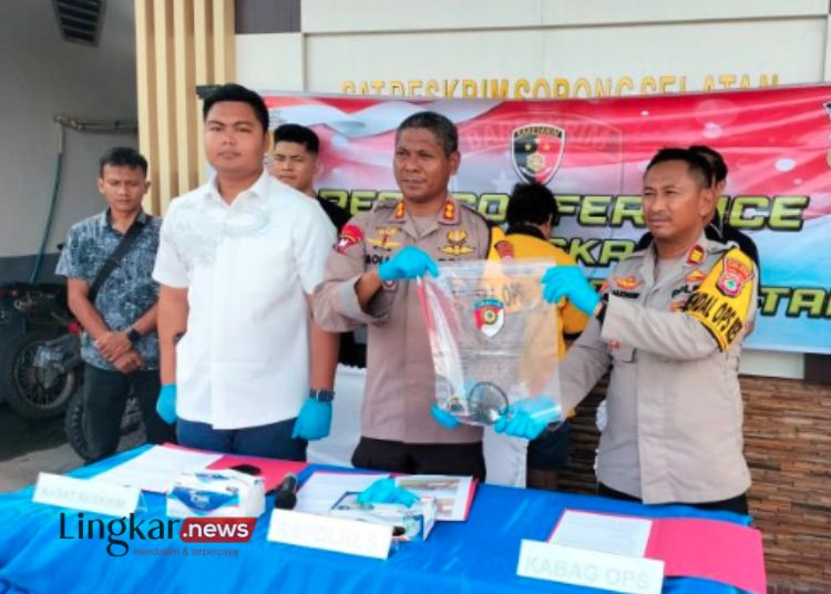 Kapolres Sorong Selatan AKBP Gleen Rooi Molle bersama Kasat Reskrim Polres Sorsel Iptu Muharyadi menunjukkan barang bukti pembalakan liar dalam konferensi pers Kamis, 21 Maret 2024. (Antara/Lingkar.news)