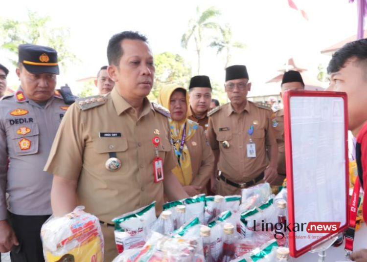 Pj Bupati Tangerang Andi Ony Prihartono mengecek pelaksanaan bazar pangan murah di Kecamatan Kronjo. (Antara/Lingkar.news)