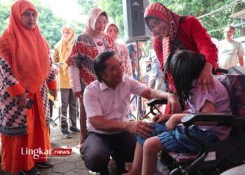 Penjabat (Pj) Gubernur Banten Al Muktabar menyalurkan sejumlah Bantuan Sosial (Bansos), Bantuan Usaha Ekonomi Produktif (UEP), bantuan Jaminan Sosial Keluarga dalam rangka penanganan stunting dan kemiskinan ekstrem di Kecamatan Pulo Merak, Kota Cilegon, Jumat, 15 Maret 2024. (Antara/Lingkar.news)