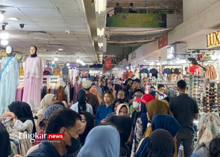 RAMAI: Suasana berbelanja di Pasar Tanah Abang, Jakarta Pusat, Selasa, 19 Maret 2024. (Antara/Lingkar.news)
