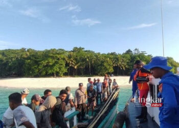 Perahu Terbalik di Pantai Latuhalat Ambon, 1 Pemancing Tewas dan 1 Hilang