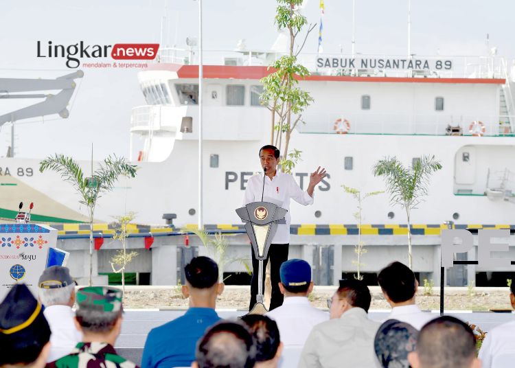 MERESMIKAN: Presiden Republik Indonesia Joko Widodo menyampaikan sambutan pada kegiatan rehabilitasi dan rekonstruksi infrastruktur pelabuhan Wani dan pelabuhan Donggala di Palu, Rabu, 27 Maret 2024. (Dpk. Sekretariat Presiden RI/Lingkar.news)