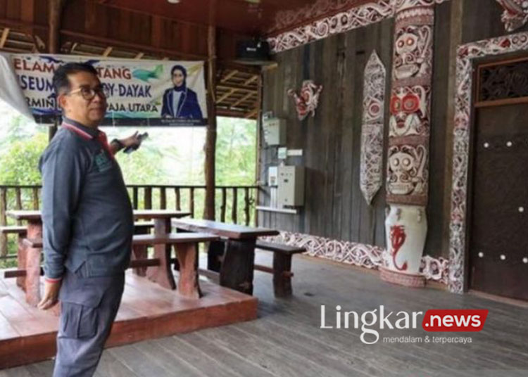 Pj Gubernur Kaltim Akmal Malik saat meninjau Museum dan Galeri Dayak milik H Syaharie Jaang di Batu Cermin Samarinda. ( ANTARA/HO-Adpim Pemprov Kaltim)