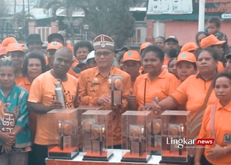 BANGGA: Sebanyak 491 petugas kebersihan bersama Kadis Lingkungan Hidup Biak Numfor, Papua Iwan Ismulyanto seusai pawai arak-arakan piala Adipura ketujuh 2024, Kamis, 7 Maret 2024. (Antara/Lingkar.news)