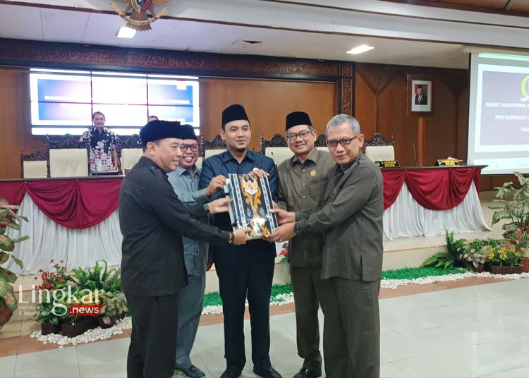 Rapat Paripurna, Pj Bupati Jepara Serahkan LKPJ Tahun 2023 kepada Dewan