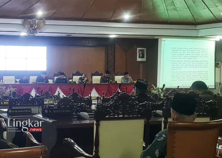 Rapat Paripurna, Pj Bupati Jepara Serahkan LKPJ Tahun 2023 kepada Dewan