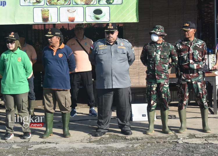 Ratusan Personel Satpol PP Diterjunkan Bantu Bersihkan Sampah Sisa Banjir di Demak