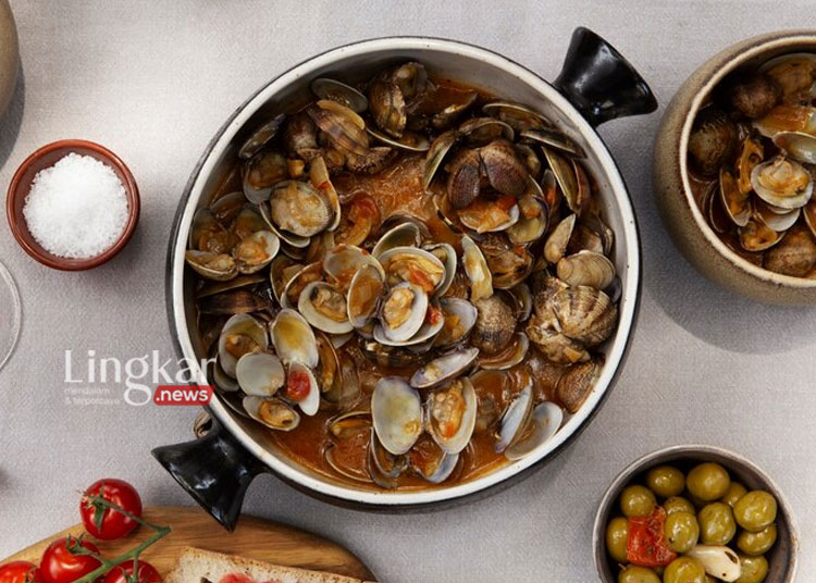 Kerang saus padang. (Freepik/Lingkar.news)