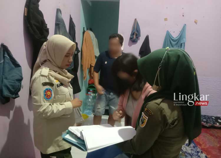 MENDATA: Personel Satpol PP Demak mendata orang yang terjaring razia kos-kosan di Demak, Jawa Tengah. (Muhammad Burhanuddin Aslam/Lingkar.news)