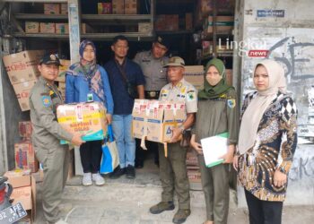Satpol PP Demak Sita 440 Batang Rokok Ilegal di Pasar Wonosalam
