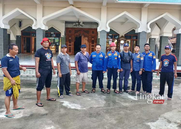 Satpol PP Demak Terjunkan Damkar Bersihkan Fasilitas Umum Pasca Banjir