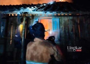 Satpol PP Demak Terjunkan Damkar Padamkan Amukan Si Jago Merah di Desa Sidorejo