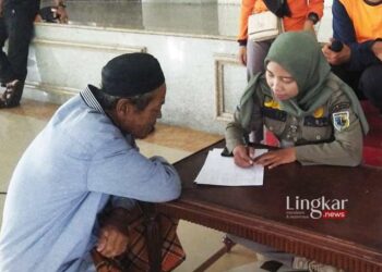 Satpol PP Demak Terus Berpartisipasi Aktif Tangani Warga Terdampak Banjir